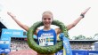 Mikaela Larsson med segerkransen på Asics Stockholm Marathon 2018.