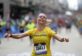 Helena Olmås vid målgången Boston Marathon 2019