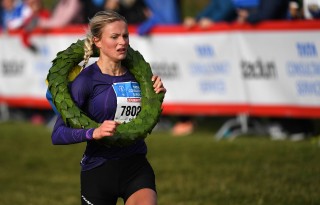 Frida Karlsson med segerkrans runt halsen.