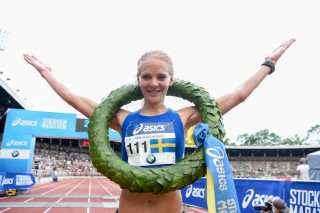 Mikaela Larsson med segerkransen på Asics Stockholm Marathon 2018.